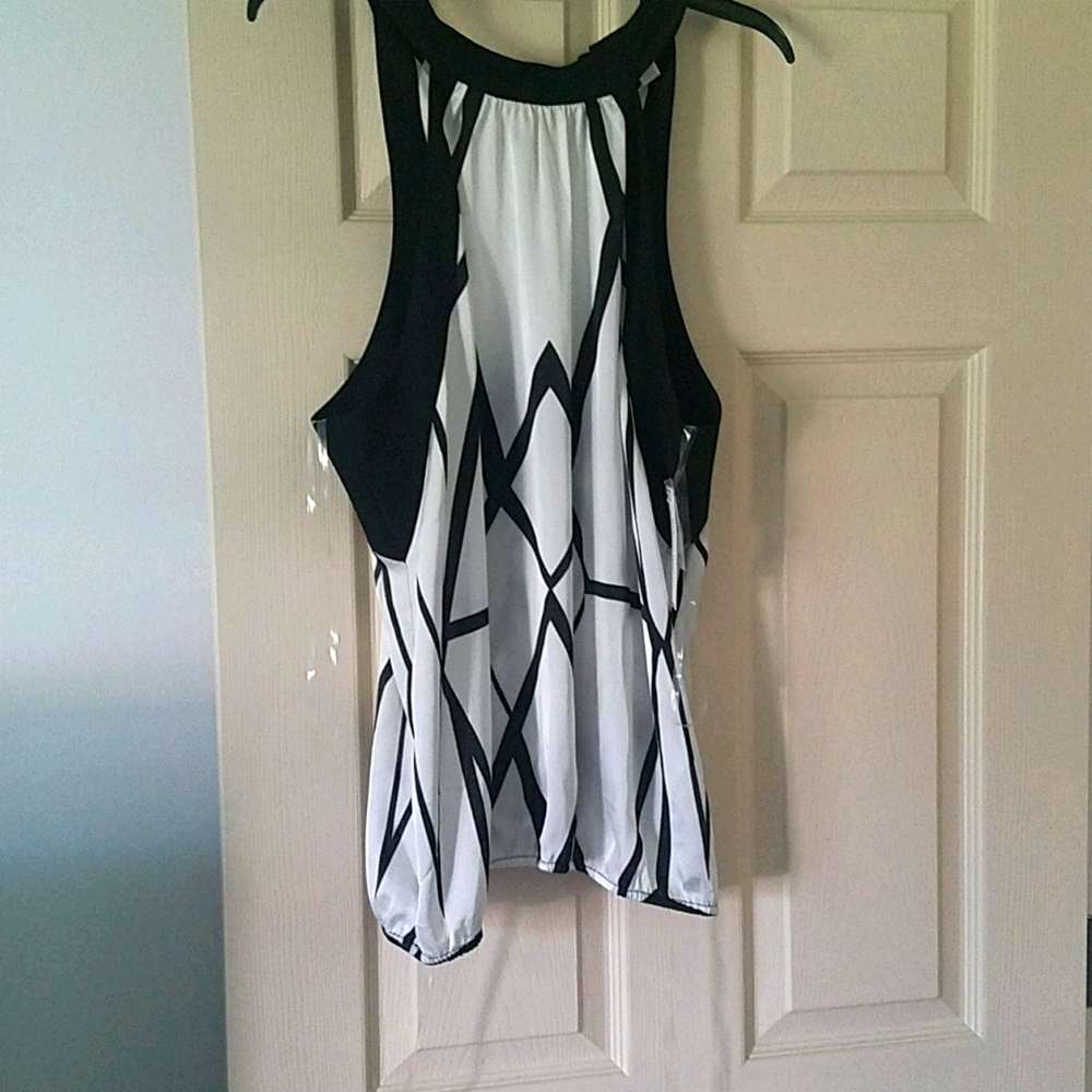 Women's top bkack/white top